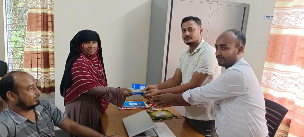 সাহেবরামপুর শাখার চরদৌলতখান মহিলা সমিতিতে এরিয়া ম্যানেজার এর উপস্থিতিকে  প্রথম বিতরণ করা হয়।